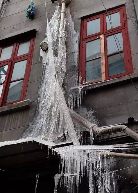 未使用橡塑產(chǎn)品結(jié)成冰柱 自來水保溫未使用橡塑產(chǎn)品結(jié)成冰柱