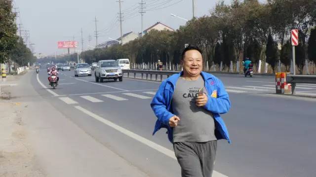 橡塑保溫材料廠家銷售員奔跑中